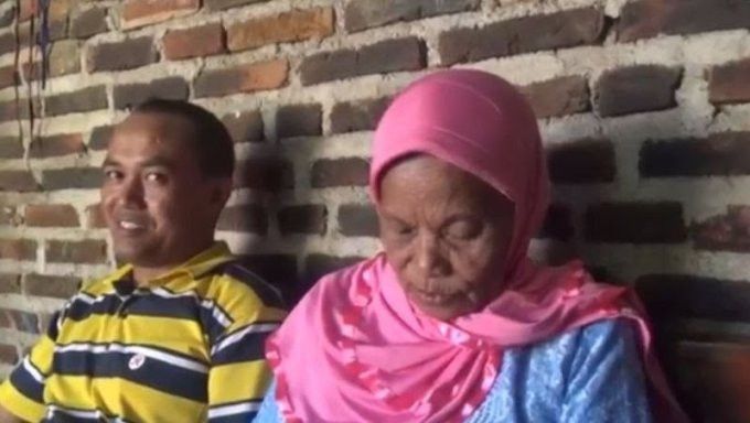Saling Perhatian dan Jatuh Cinta, Pemuda 36 Tahun Nikahi Nenek 71 Tahun